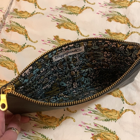 Baggage & Co Rollerball Wallet and Essential Oil Holder - Picture 2 of 3